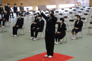 令和３年度表彰状授与式・記念品贈呈式・同窓会入会式が行われました。