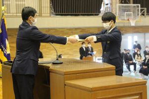 令和３年度表彰状授与式・記念品贈呈式・同窓会入会式が行われました。