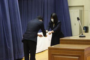 令和３年度表彰状授与式・記念品贈呈式・同窓会入会式が行われました。