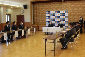 令和４年度山梨県立吉田高等学校と富士吉田商工会議所青年部の連携に関する協定書調印式が行われました