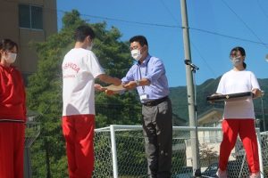 令和４年度後期・令和５年度前期生徒会役員認証式を行いました