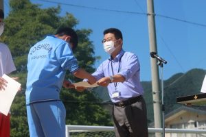令和４年度後期・令和５年度前期生徒会役員認証式を行いました