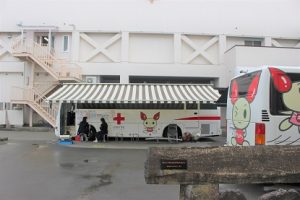 吉田高校に献血車がやってきました