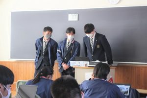 第２学年総合的な探究の時間（富士山学）中間発表会が行われました