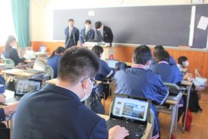 第２学年総合的な探究の時間（富士山学）中間発表会が行われました
