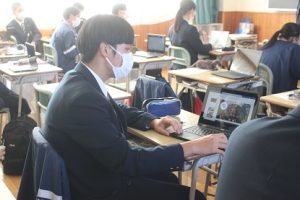 第２学年総合的な探究の時間（富士山学）中間発表会が行われました