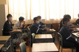 第２学年総合的な探究の時間（富士山学）中間発表会が行われました