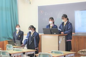 第２学年総合的な探究の時間（富士山学）中間発表会が行われました