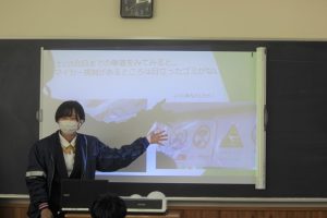 第２学年総合的な探究の時間（富士山学）中間発表会が行われました