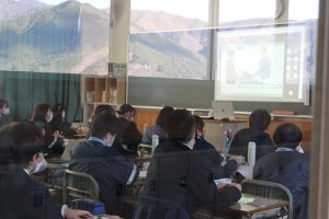 １８歳成人講座 第１学年（消費者講座・笑費者になろう！）が行われました