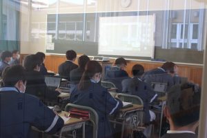 １８歳成人講座 第１学年（消費者講座・笑費者になろう！）が行われました