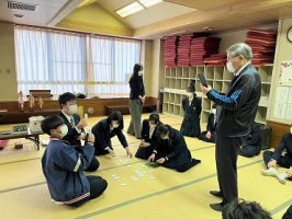 ３年ぶりの開催！！吉高の伝統行事「校内百人一首大会」が行われました。