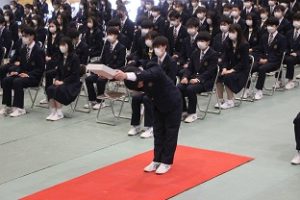 令和４年度表彰状授与式・記念品贈呈式が行われました。