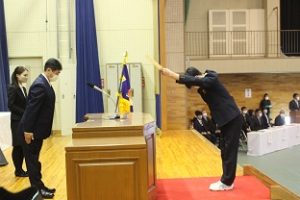 令和４年度表彰状授与式・記念品贈呈式が行われました。
