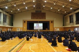 ラグビー元日本代表奥脇教先生の日本代表のジャージ寄贈式が行われました。