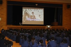 ラグビー元日本代表奥脇教先生の日本代表のジャージ寄贈式が行われました。