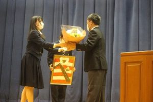 ラグビー元日本代表奥脇教先生の日本代表のジャージ寄贈式が行われました。