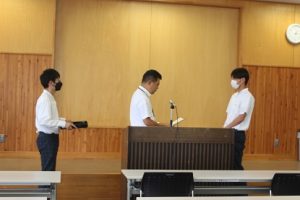 令和５年度納め式、第５５回富士登山強歩大会表彰式、生徒会役員認証式、前期末集会が行われました。