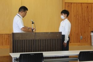 令和５年度納め式、第５５回富士登山強歩大会表彰式、生徒会役員認証式、前期末集会が行われました。