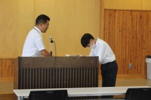 令和５年度納め式、第５５回富士登山強歩大会表彰式、生徒会役員認証式、前期末集会が行われました。