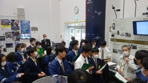 令和５年度理数科企業見学会が行われました。