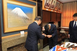 吉田高校野球部への寄贈式が行われました。