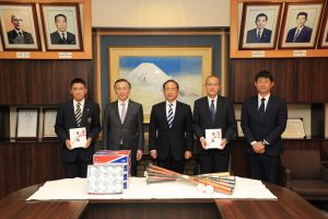 吉田高校野球部への寄贈式が行われました。