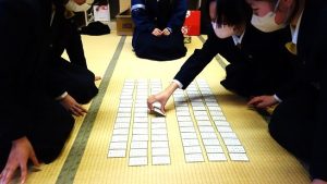 祝 団体戦優勝２年６組　第６１回校内百人一首大会が行われました。