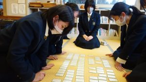祝 団体戦優勝２年６組　第６１回校内百人一首大会が行われました。