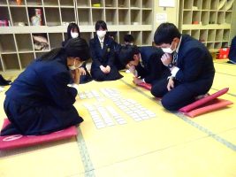 祝 団体戦優勝２年６組　第６１回校内百人一首大会が行われました。