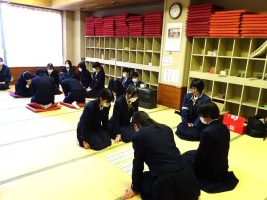 祝 団体戦優勝２年６組　第６１回校内百人一首大会が行われました。