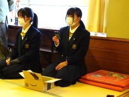 祝 団体戦優勝２年６組　第６１回校内百人一首大会が行われました。
