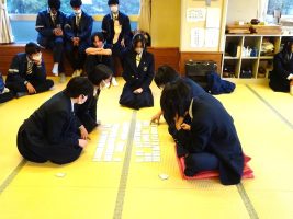 祝 団体戦優勝２年６組　第６１回校内百人一首大会が行われました。