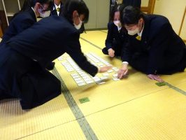 祝 団体戦優勝２年６組　第６１回校内百人一首大会が行われました。
