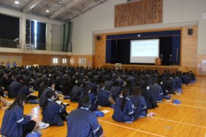 総合的な探究の時間「富士山学Ⅱ」全体発表会が行われました。