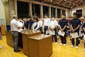 令和６年度前期末集会・納め式・富士登山強歩大会表彰式・生徒会役員認証式が行われました。