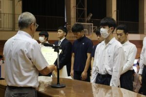 令和６年度前期末集会・納め式・富士登山強歩大会表彰式・生徒会役員認証式が行われました。