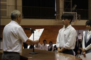 令和６年度前期末集会・納め式・富士登山強歩大会表彰式・生徒会役員認証式が行われました。