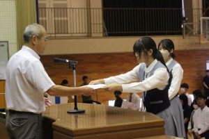 令和６年度前期末集会・納め式・富士登山強歩大会表彰式・生徒会役員認証式が行われました。