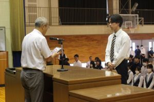 令和６年度前期末集会・納め式・富士登山強歩大会表彰式・生徒会役員認証式が行われました。