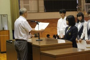 令和６年度前期末集会・納め式・富士登山強歩大会表彰式・生徒会役員認証式が行われました。