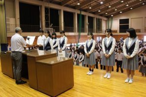 令和６年度前期末集会・納め式・富士登山強歩大会表彰式・生徒会役員認証式が行われました。