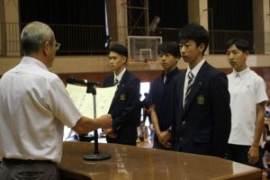 令和６年度前期末集会・納め式・富士登山強歩大会表彰式・生徒会役員認証式が行われました。