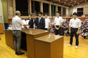 令和６年度前期末集会・納め式・富士登山強歩大会表彰式・生徒会役員認証式が行われました。