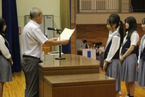 令和６年度前期末集会・納め式・富士登山強歩大会表彰式・生徒会役員認証式が行われました。