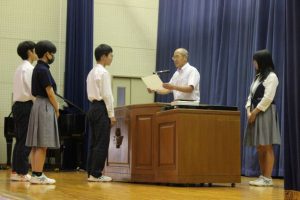 令和６年度前期末集会・納め式・富士登山強歩大会表彰式・生徒会役員認証式が行われました。