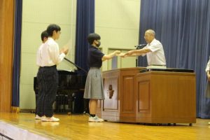 令和６年度前期末集会・納め式・富士登山強歩大会表彰式・生徒会役員認証式が行われました。