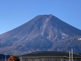 富士山初冠雪　吉田高校から見える富士山です。