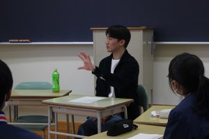 先輩の話を聞く会（理数科卒業生による）座談会が行われました。