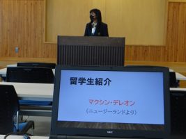 令和６年度留学生紹介・休業前集会が行われました。